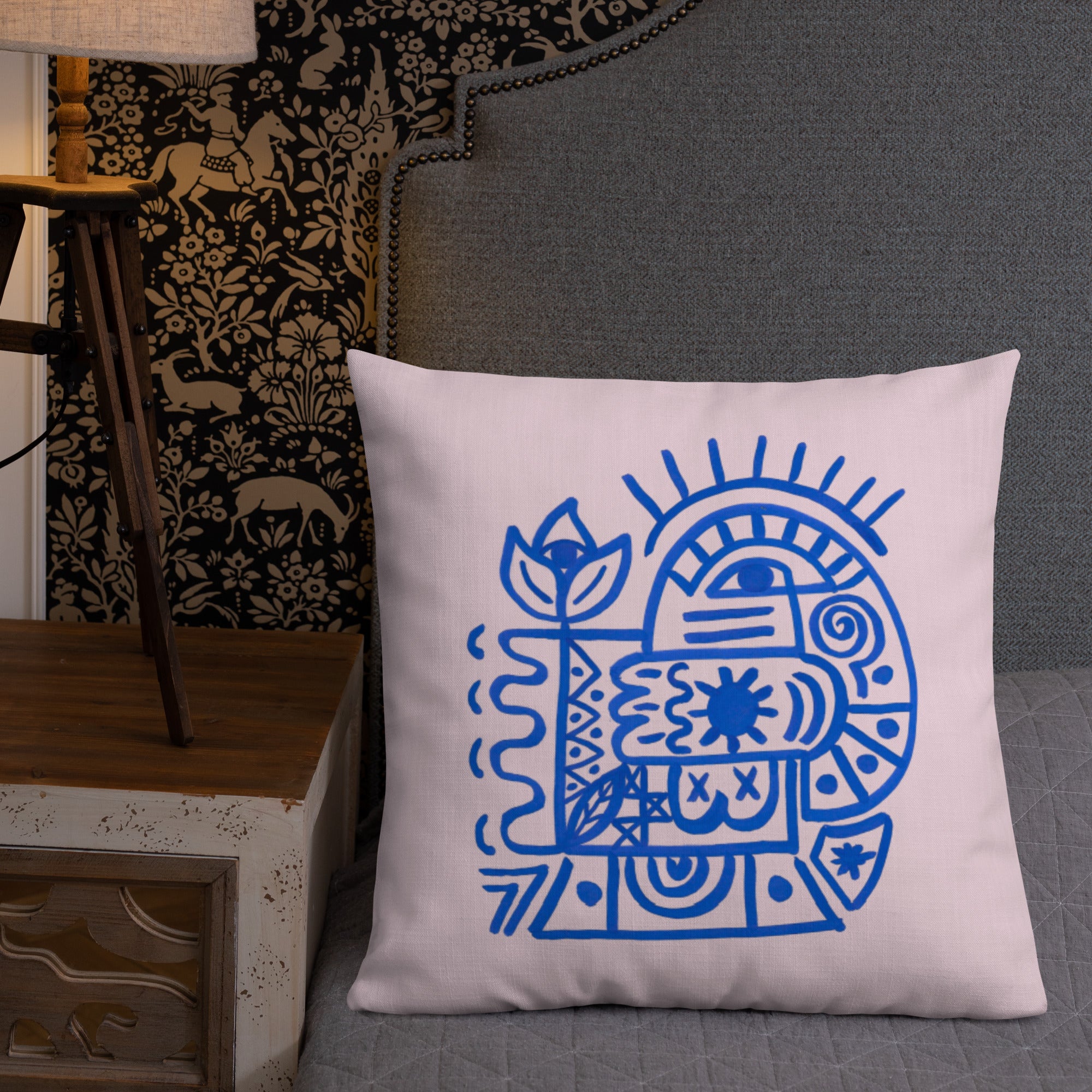 Esprit Paisible – Art abstrait bleu sur fond rose poudré (Housse de coussin par Unica Nota)