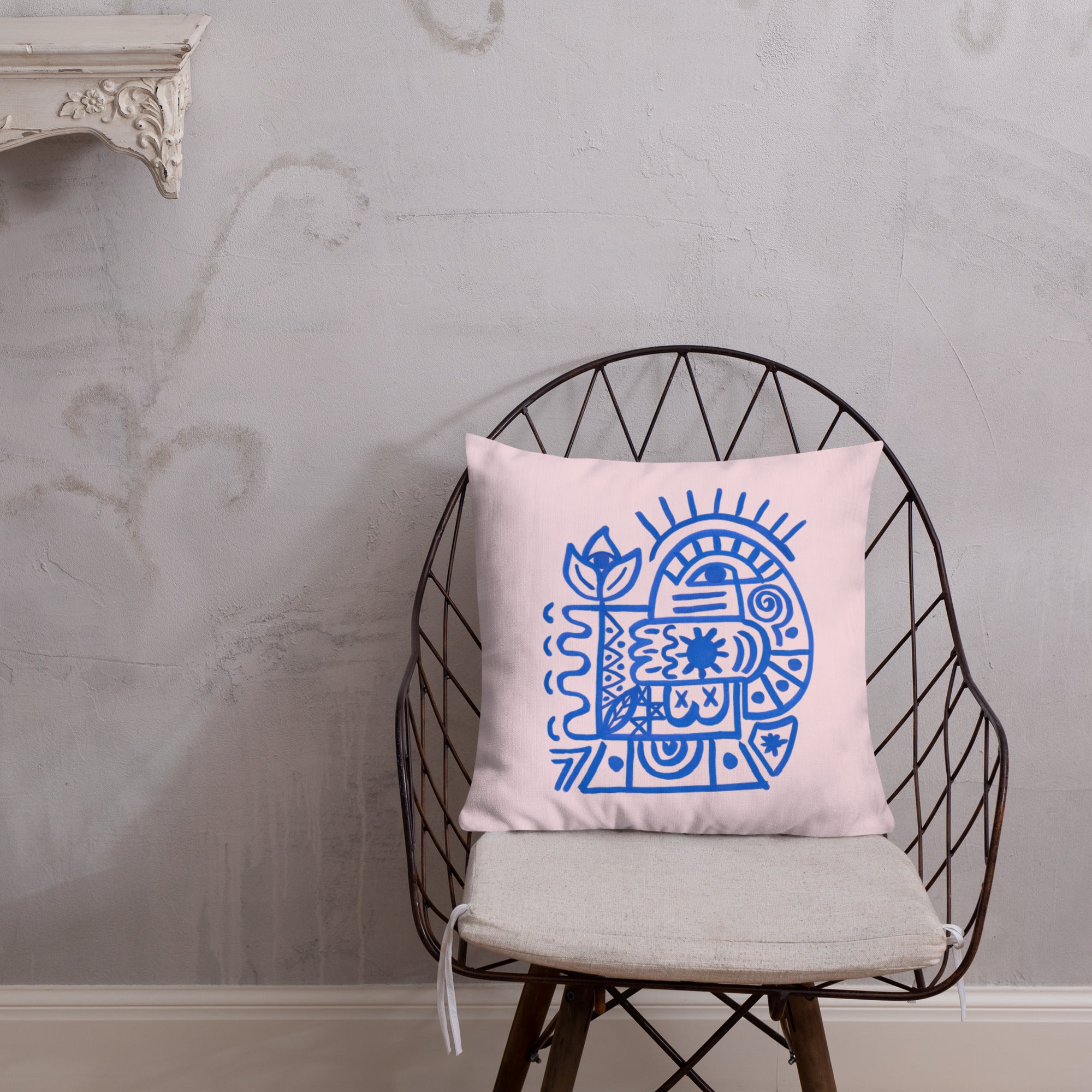 Esprit Paisible – Art abstrait bleu sur fond rose poudré signée Unica Nota11  image du coussin sur une chaise